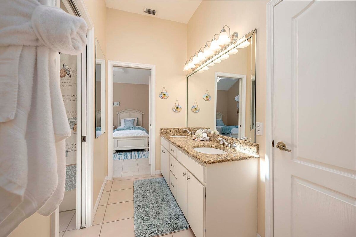 Beheizter Pool mit Whirlpool auf der Lanai, Blick auf den Kanal.