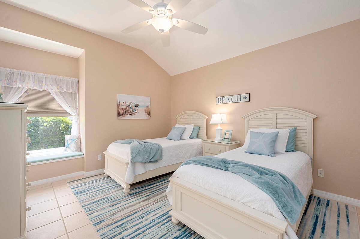 Beheizter Pool mit Whirlpool auf der Lanai, Sonnenliegen und Blick auf den Kanal.