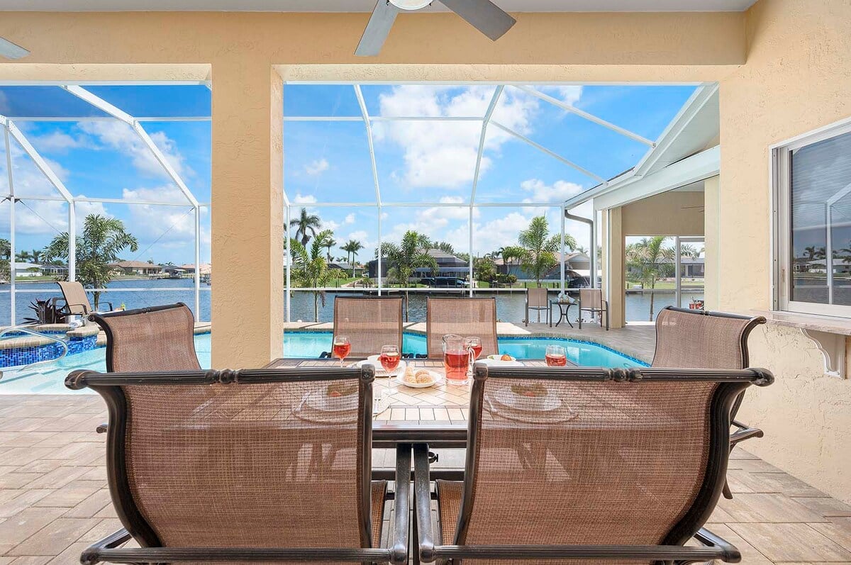 Beheizter Pool mit Whirlpool auf der Lanai, Blick auf den Kanal.