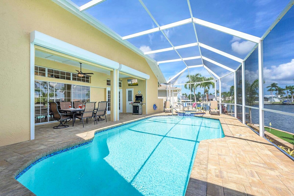 Beheizter Pool mit Whirlpool auf der Lanai, Blick auf den Kanal und Bootsanleger.