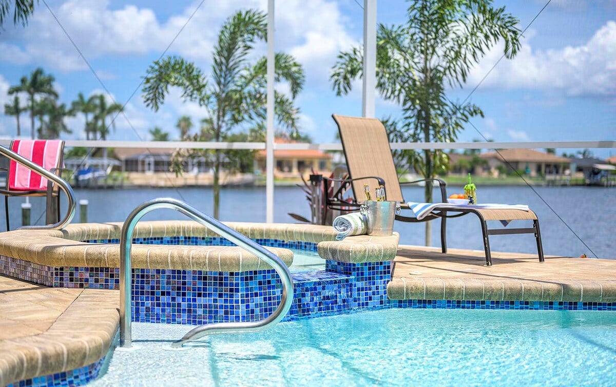 Beheizter Pool und Whirlpool auf der Lanai mit Blick auf den Kanal.