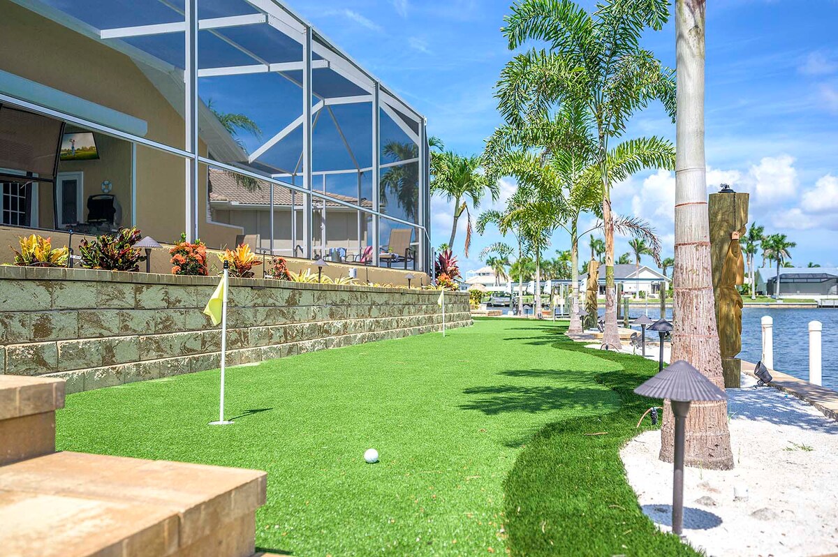 Beheizter Pool mit Whirlpool auf der Lanai am Kanal mit Bootsanleger.