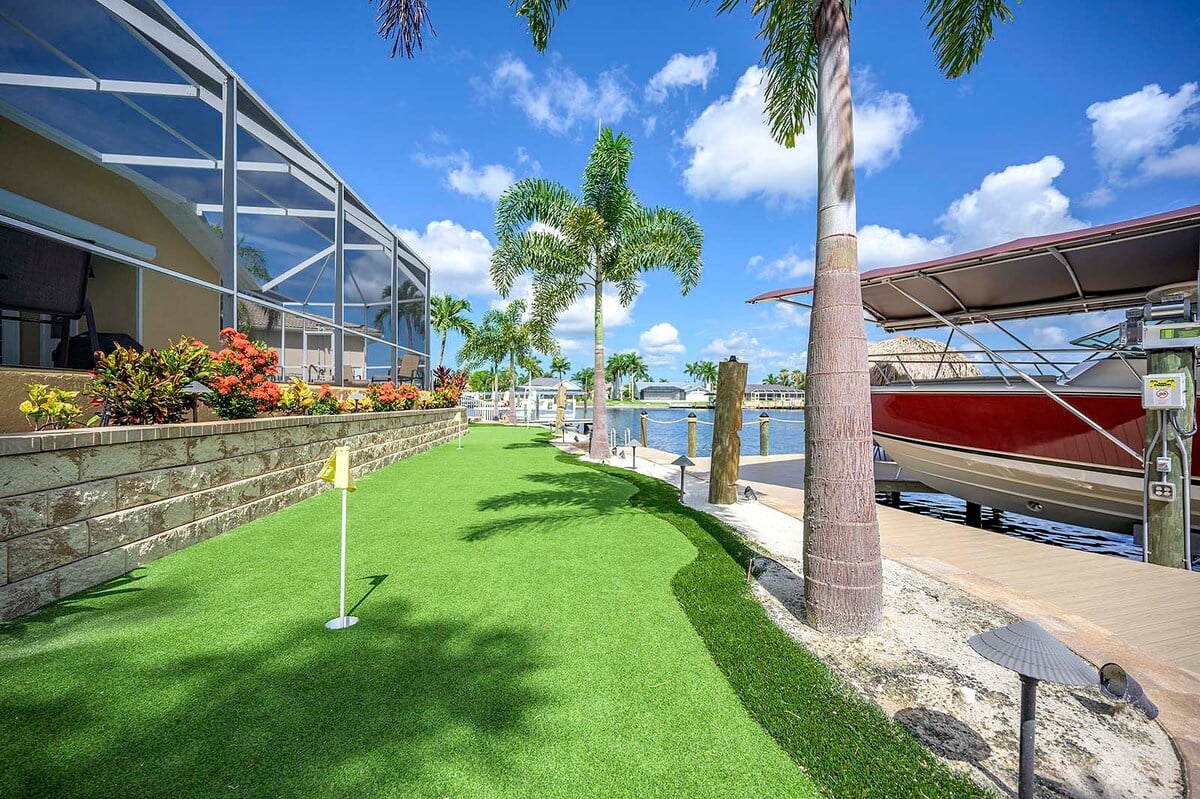 Beheizter Pool mit Whirlpool auf der Lanai am Kanal.