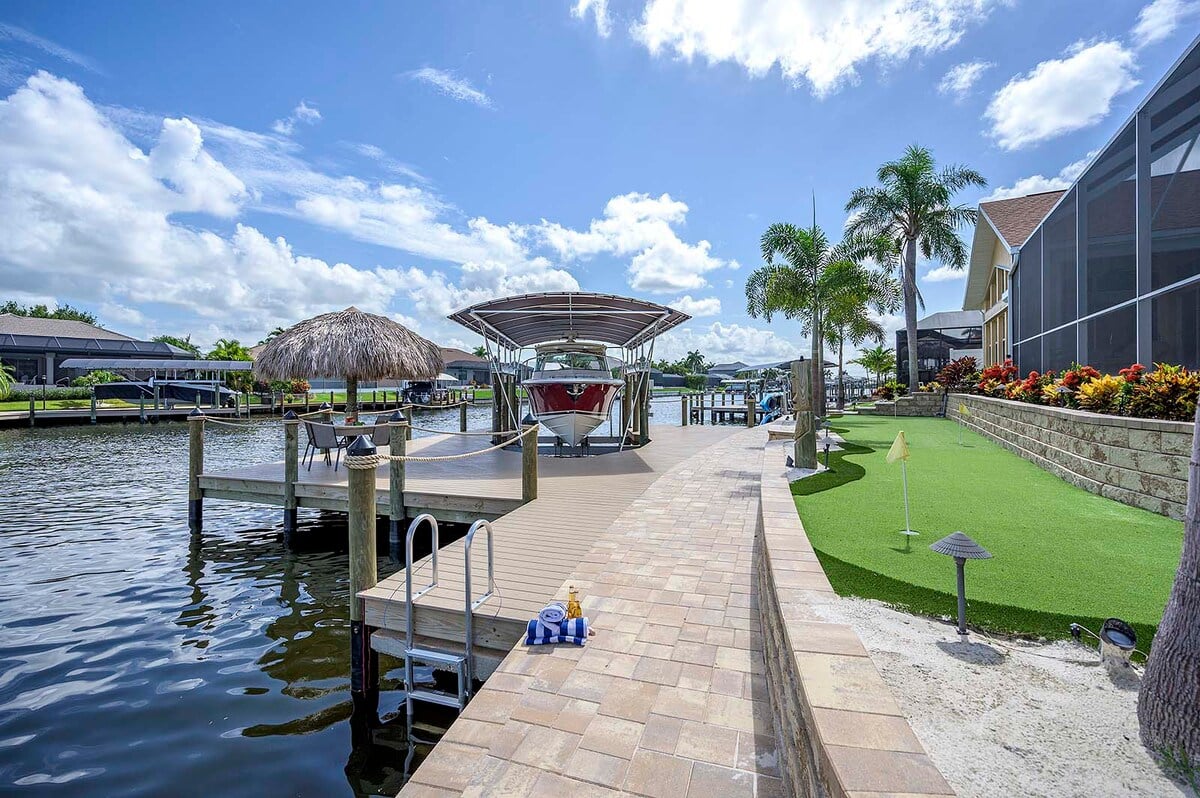 Beheizter Pool und Whirlpool auf der Lanai mit Blick auf den Kanal.