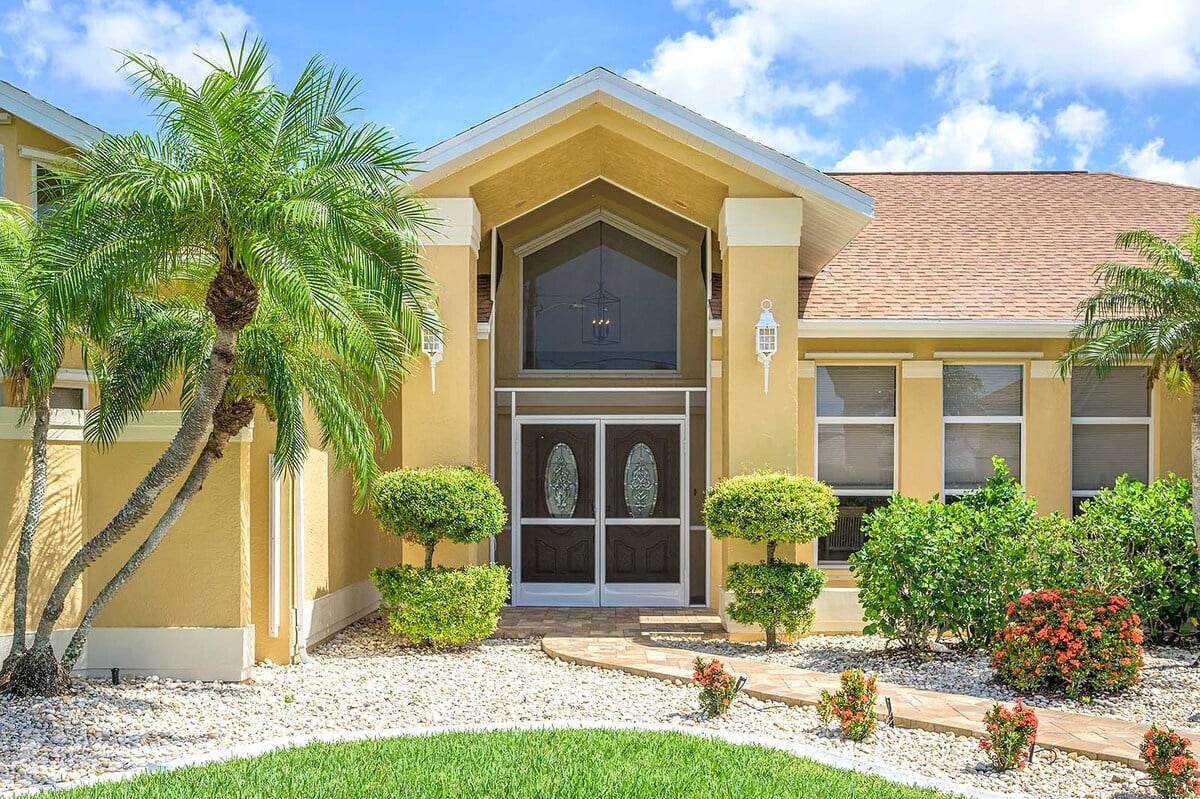 Beheizter Pool mit Whirlpool auf der Lanai, Blick auf den Kanal und Bootsanleger.