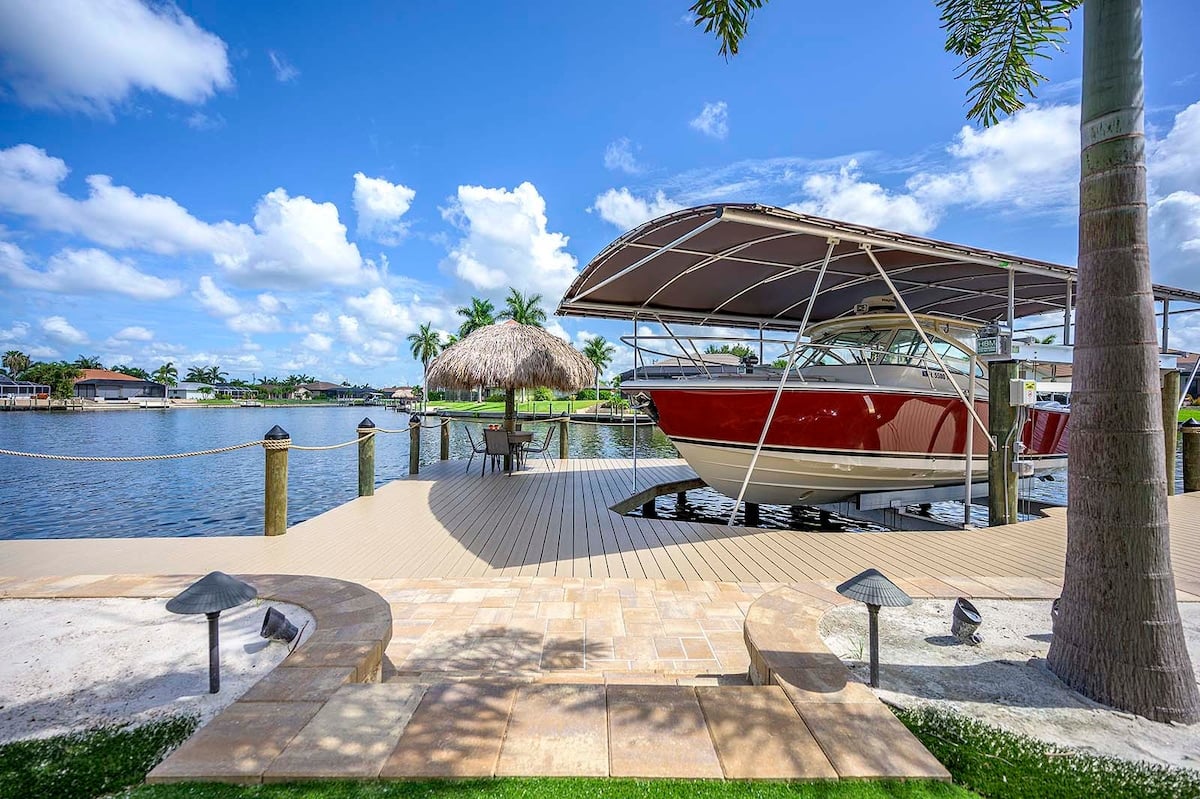 Beheizter Pool und Whirlpool auf der Lanai mit Blick auf den Kanal.