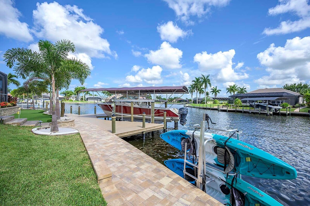 Beheizter Pool und Whirlpool auf der Lanai mit Blick auf den Kanal.