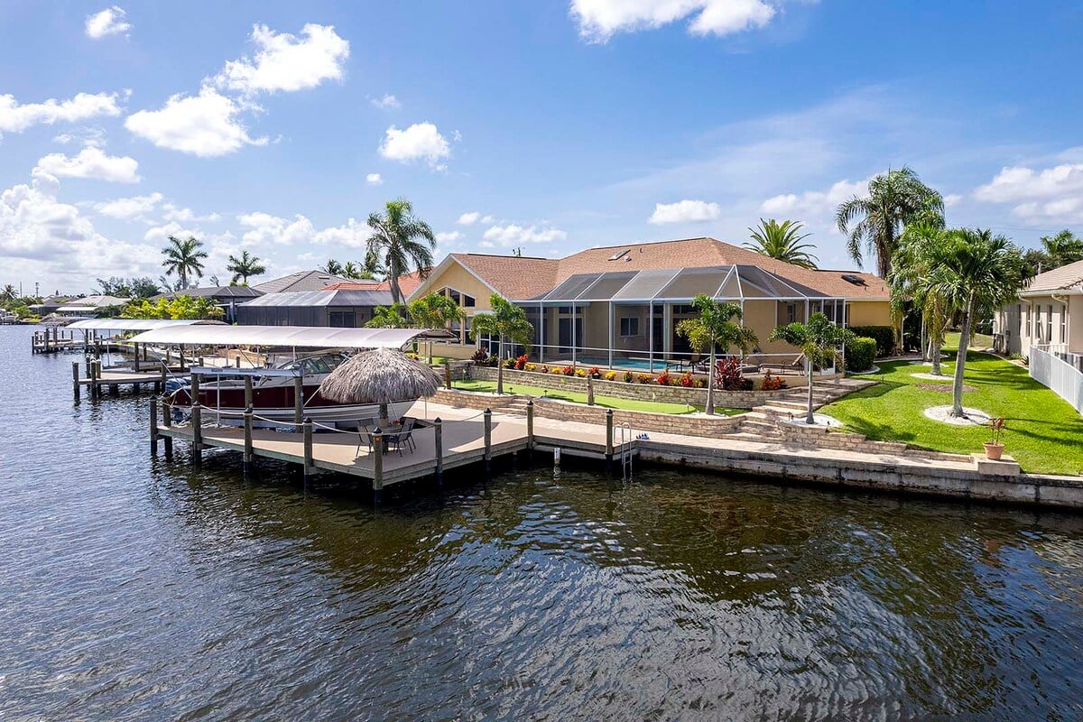 Beheizter Pool und Whirlpool auf der Lanai mit Blick auf den Kanal.