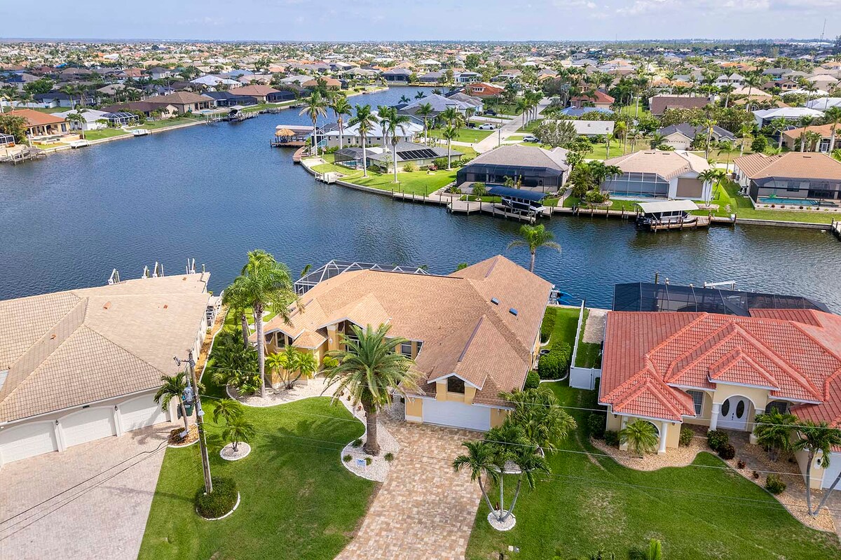 Beheizter Pool mit Whirlpool auf der Lanai, Sonnenliegen und Blick auf den Kanal.