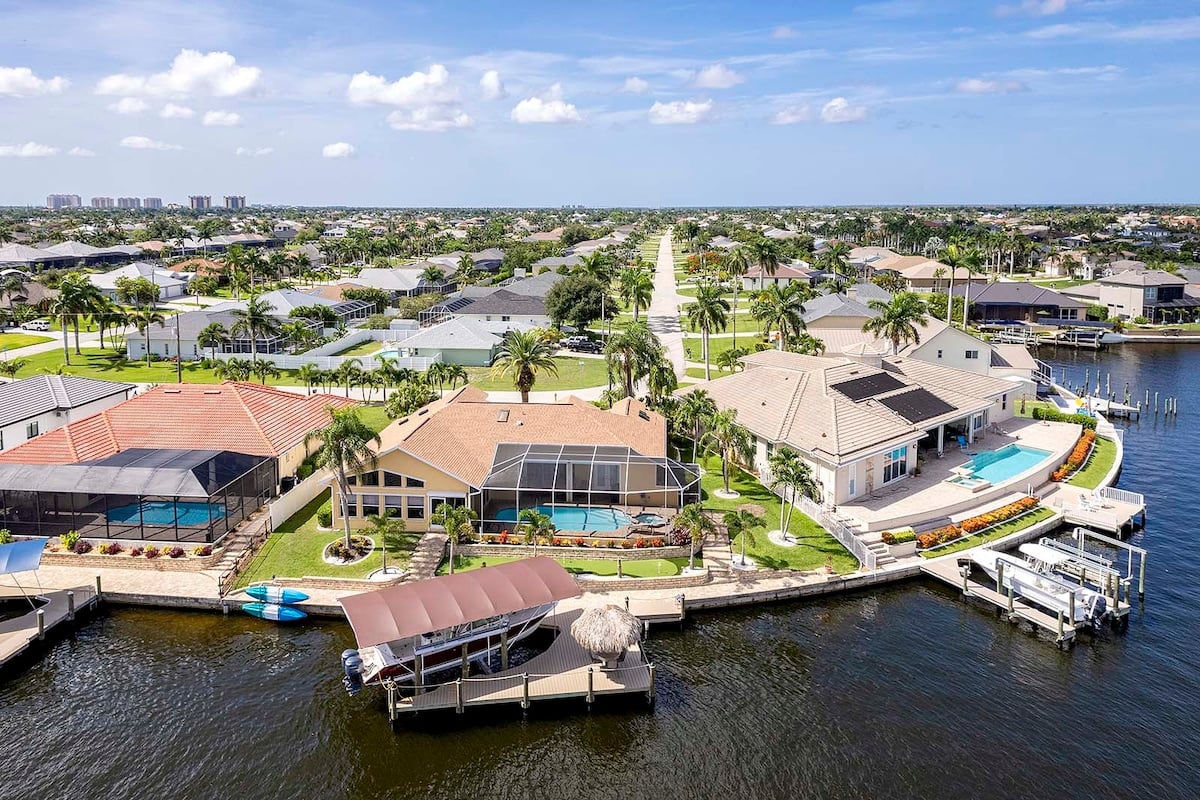 Beheizter Pool und Whirlpool auf der Lanai mit Blick auf den Kanal.