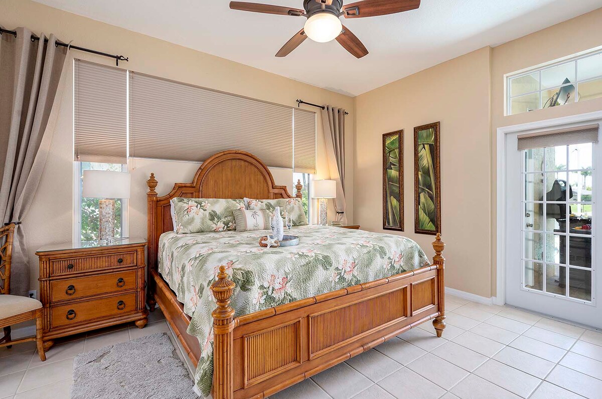 Beheizter Pool und Whirlpool auf der Lanai mit Blick auf den Kanal.