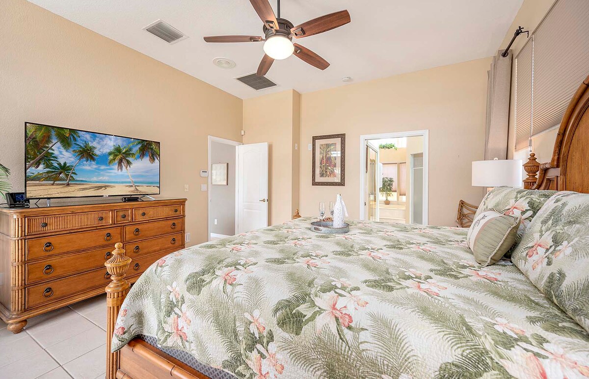 Beheizter Pool mit Whirlpool auf der Lanai, Sonnenliegen und Blick auf den Kanal.