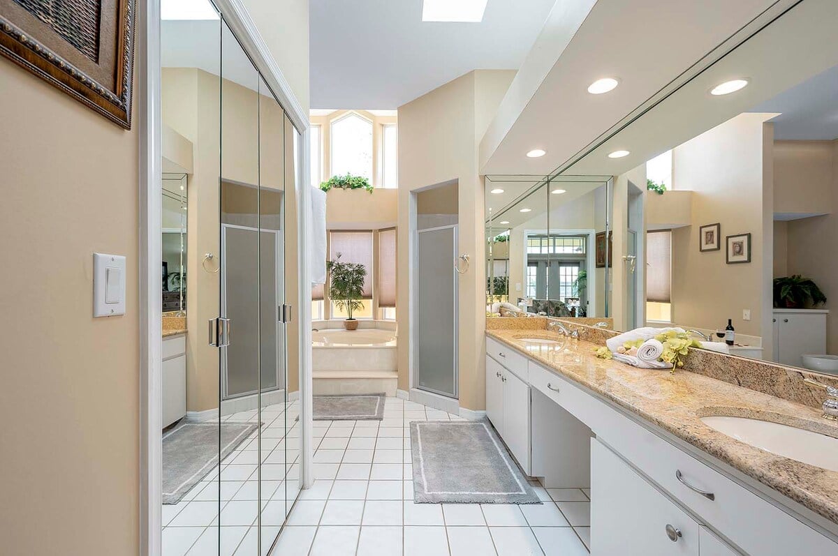 Beheizter Pool mit Whirlpool auf der Lanai, Blick auf den Kanal.