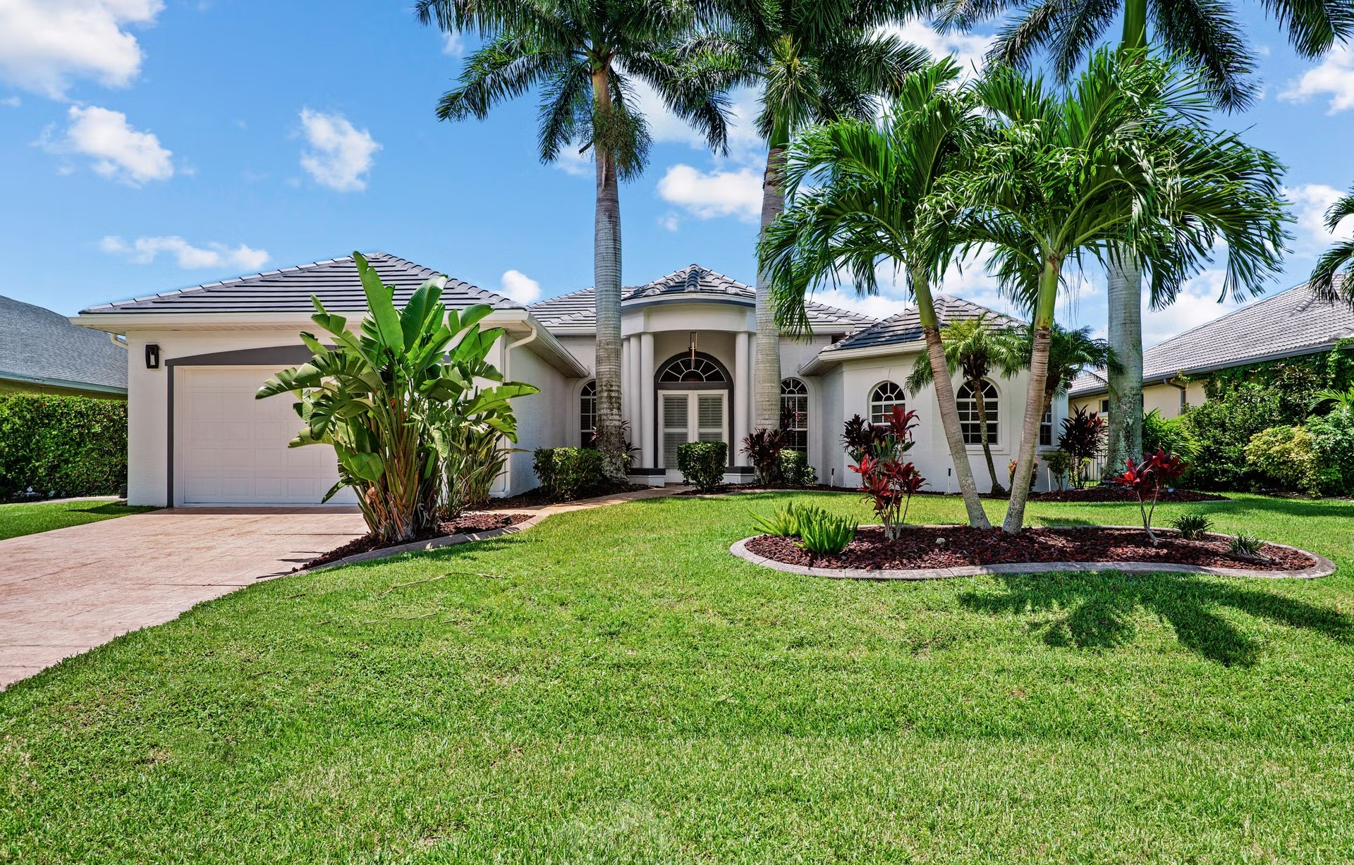 Beheizter Pool mit Spa am Kanal und Wasserblick.