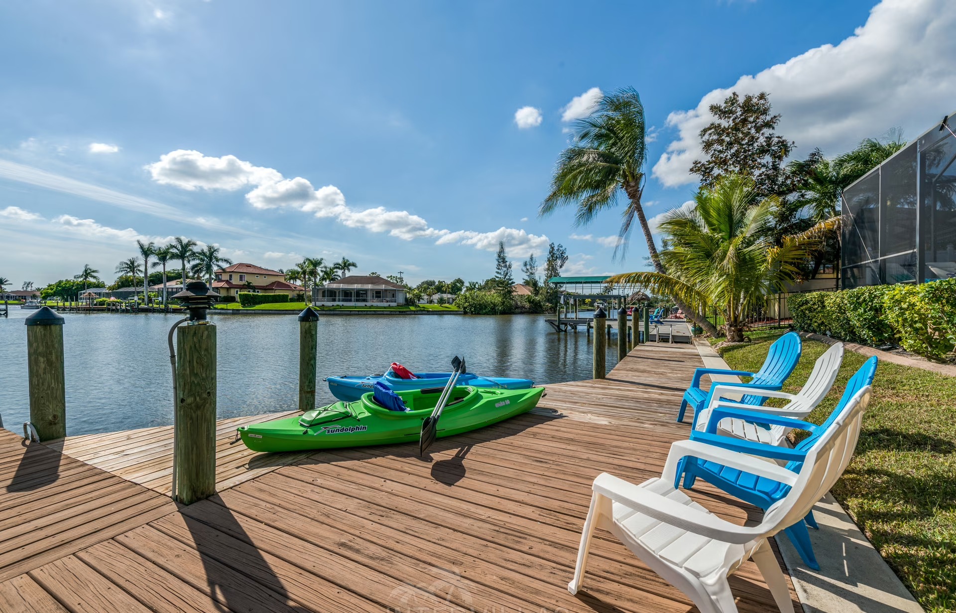 Beheizter Pool mit Spa/Jacuzzi und Wasserblick am Kanal.