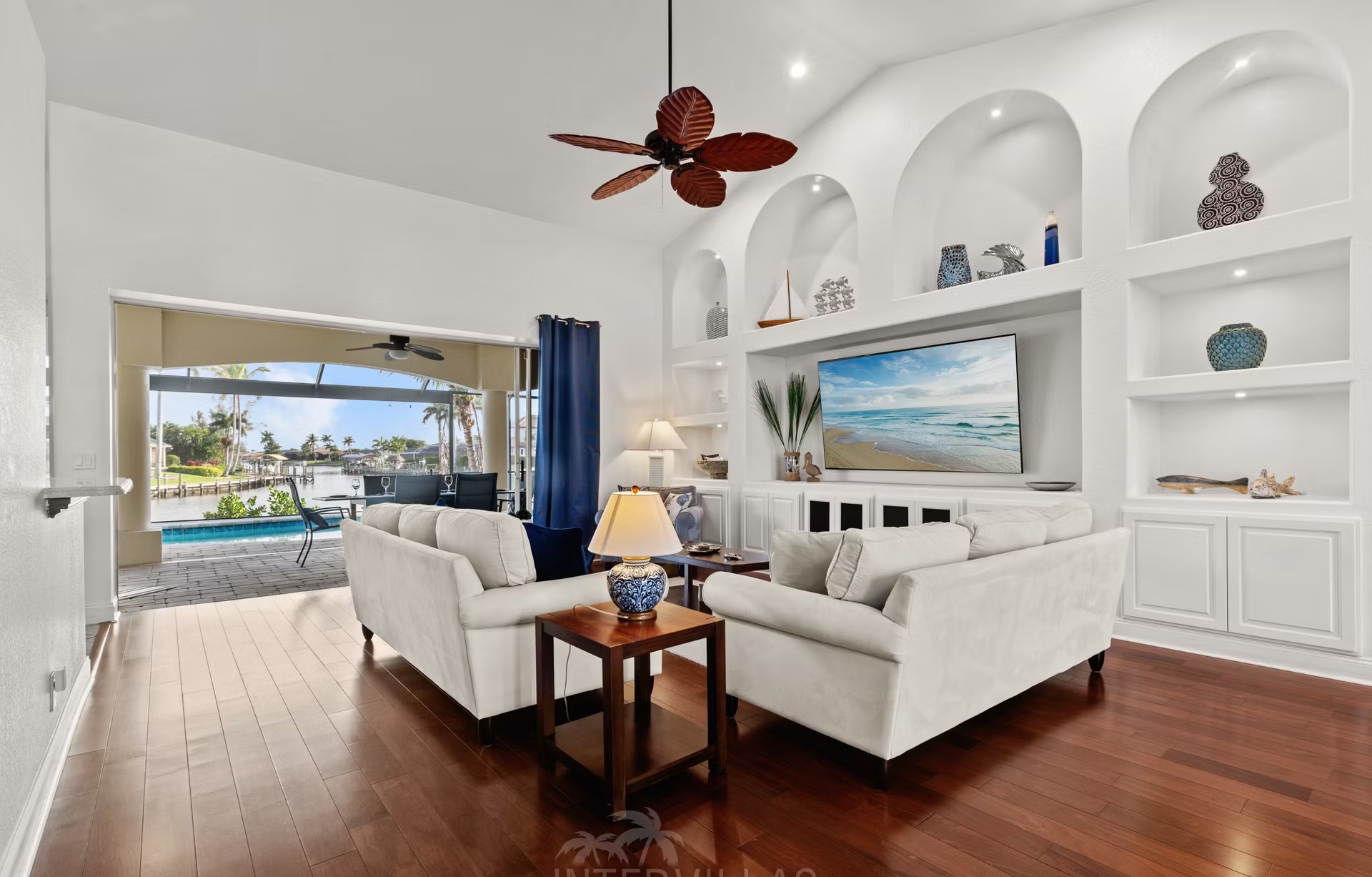 Beheizter Pool mit Spa/Jacuzzi und Blick auf den Kanal.