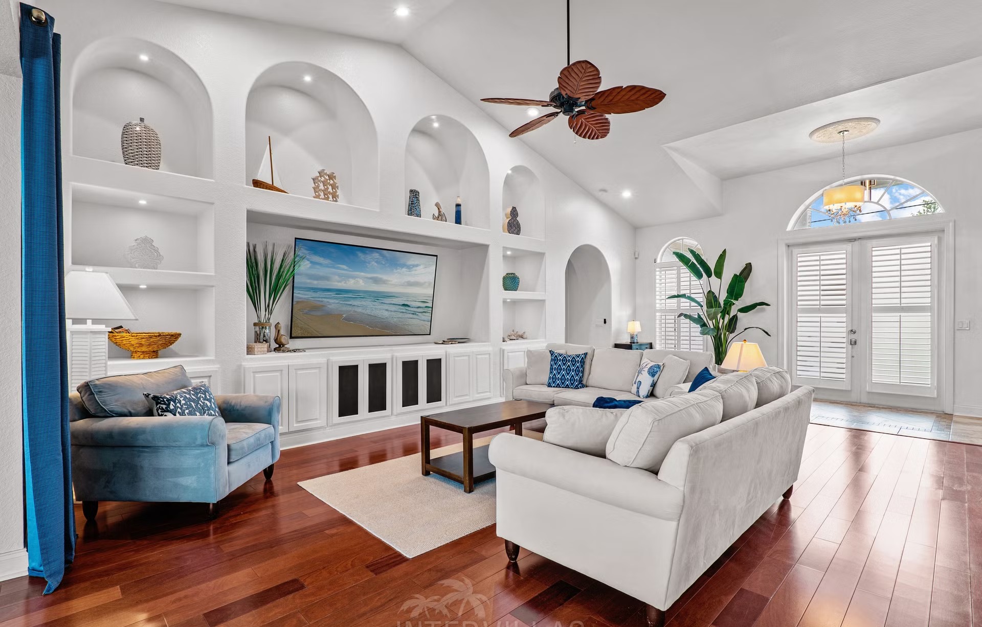 Beheizter Pool und Spa mit Blick auf den Kanal.