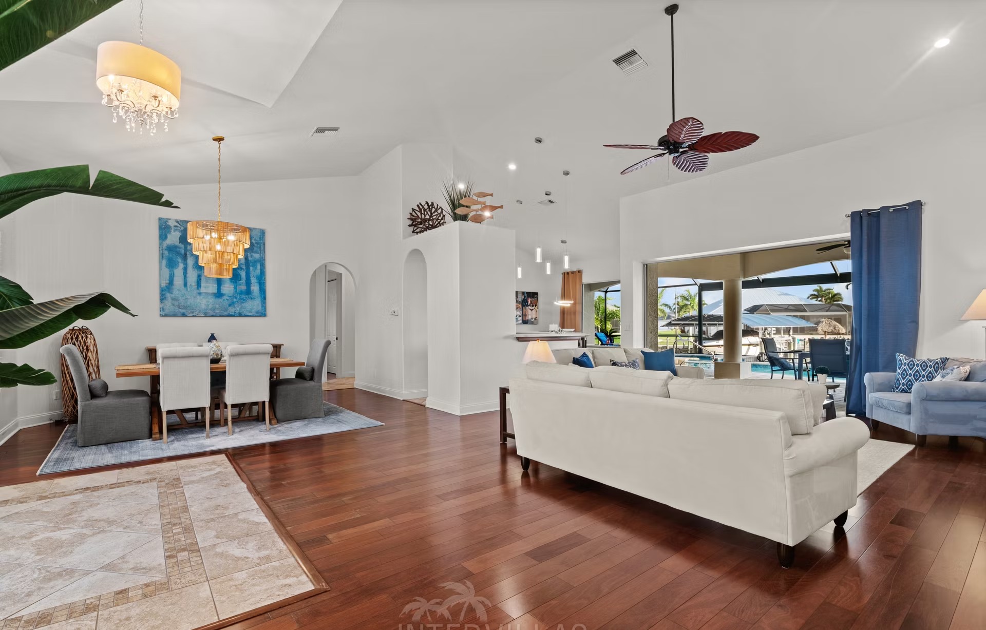 Beheizter Pool mit Spa und Wasserblick am Kanal.