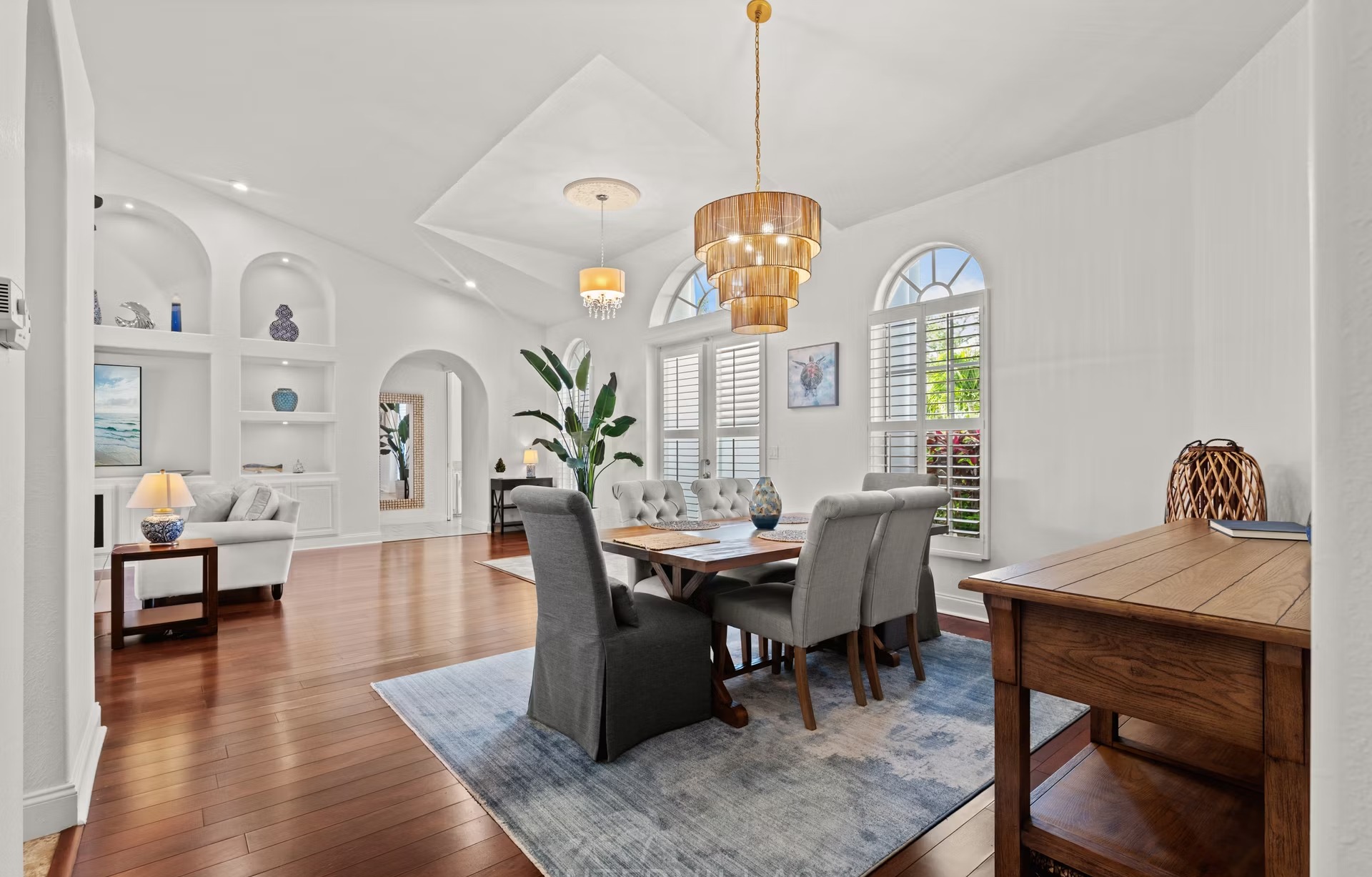 Beheizter Pool mit Spa/Jacuzzi und Wasserblick am Kanal.