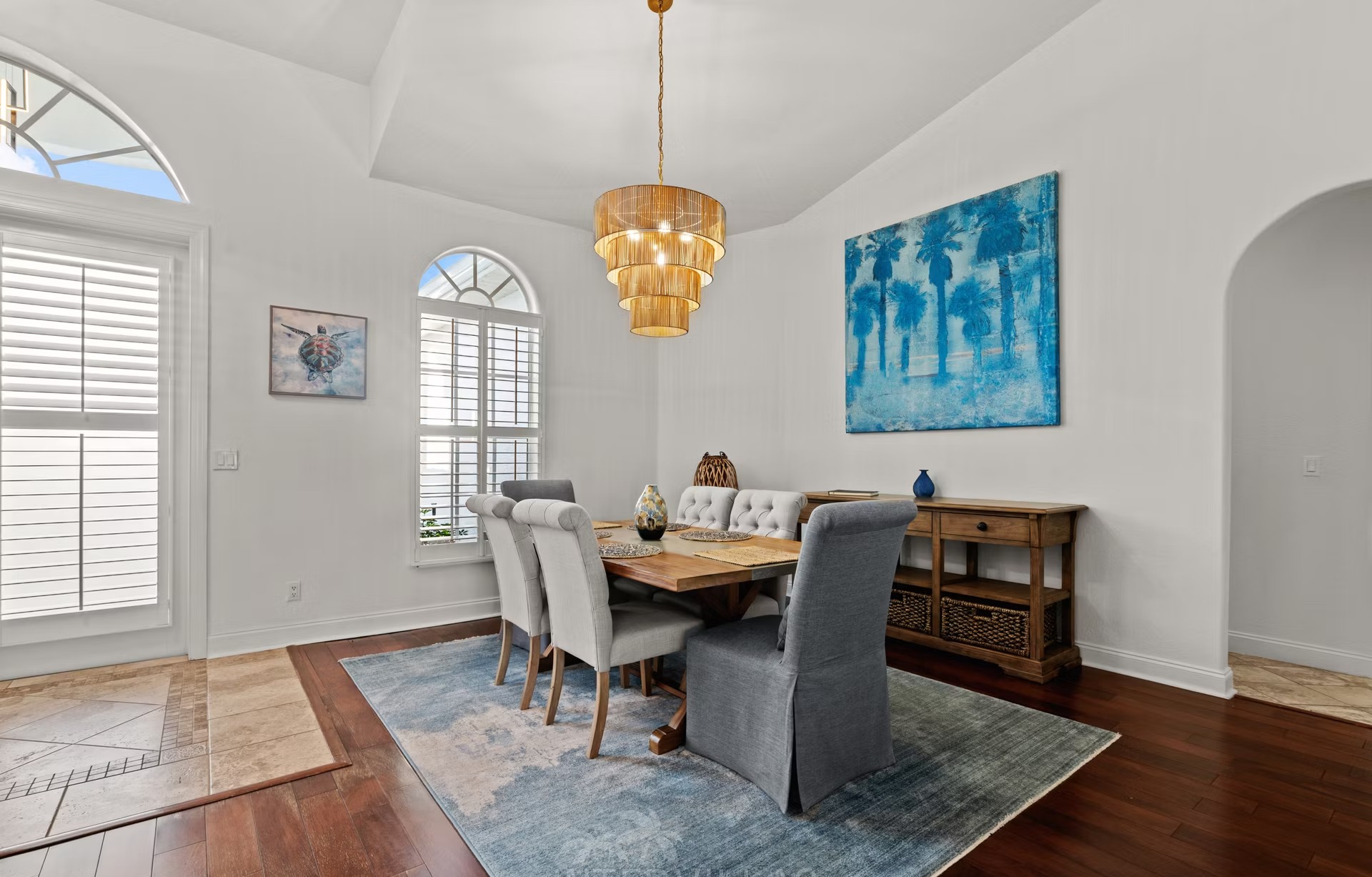 Beheizter Pool mit Spa und Wasserblick am Kanal.