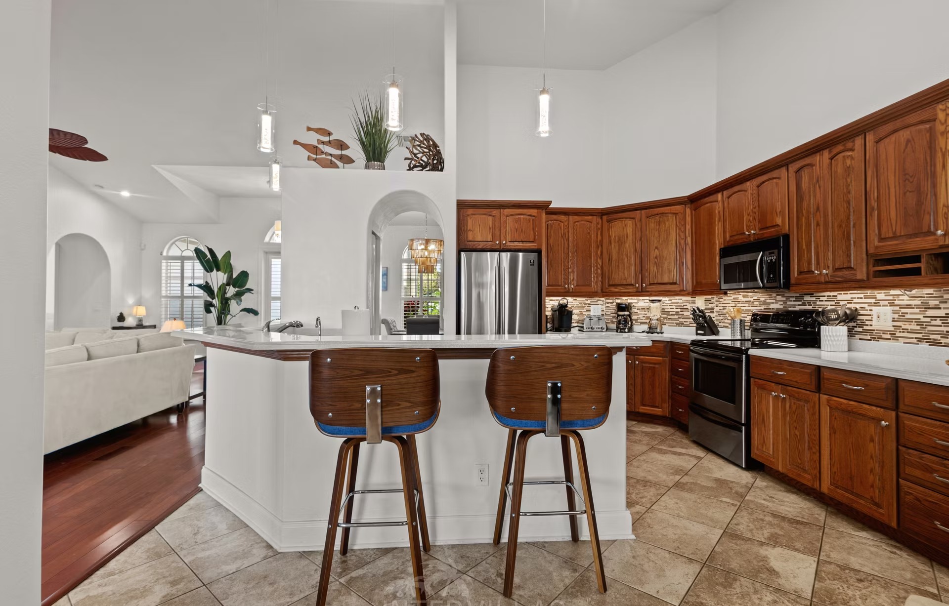 Beheizter Pool mit Spa und Blick auf den Kanal.