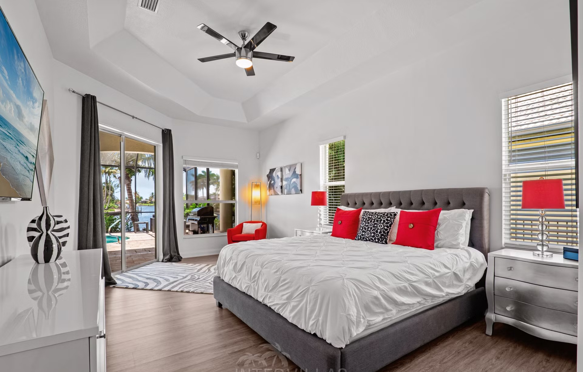 Beheizter Pool mit Spa und Wasserblick am Kanal.