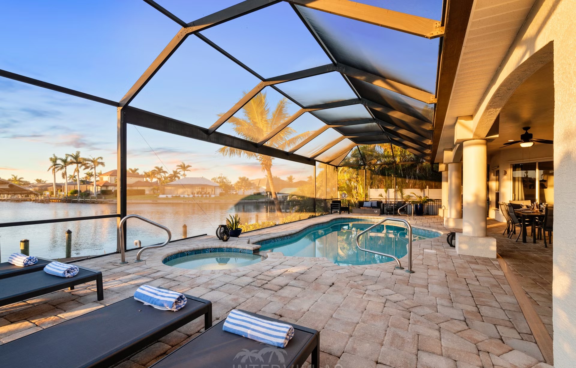 Beheizter Pool mit Spa und Wasserblick am Kanal.