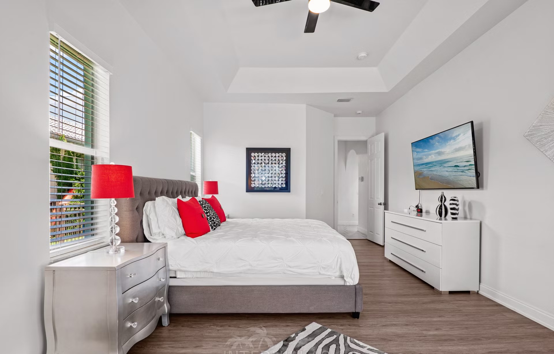 Beheizter Pool mit Spa/Jacuzzi und Wasserblick am Kanal.