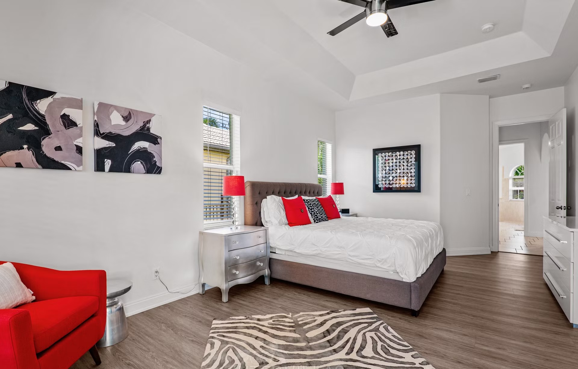 Beheizter Pool mit Spa/Jacuzzi am Wasser mit Blick auf den Kanal.