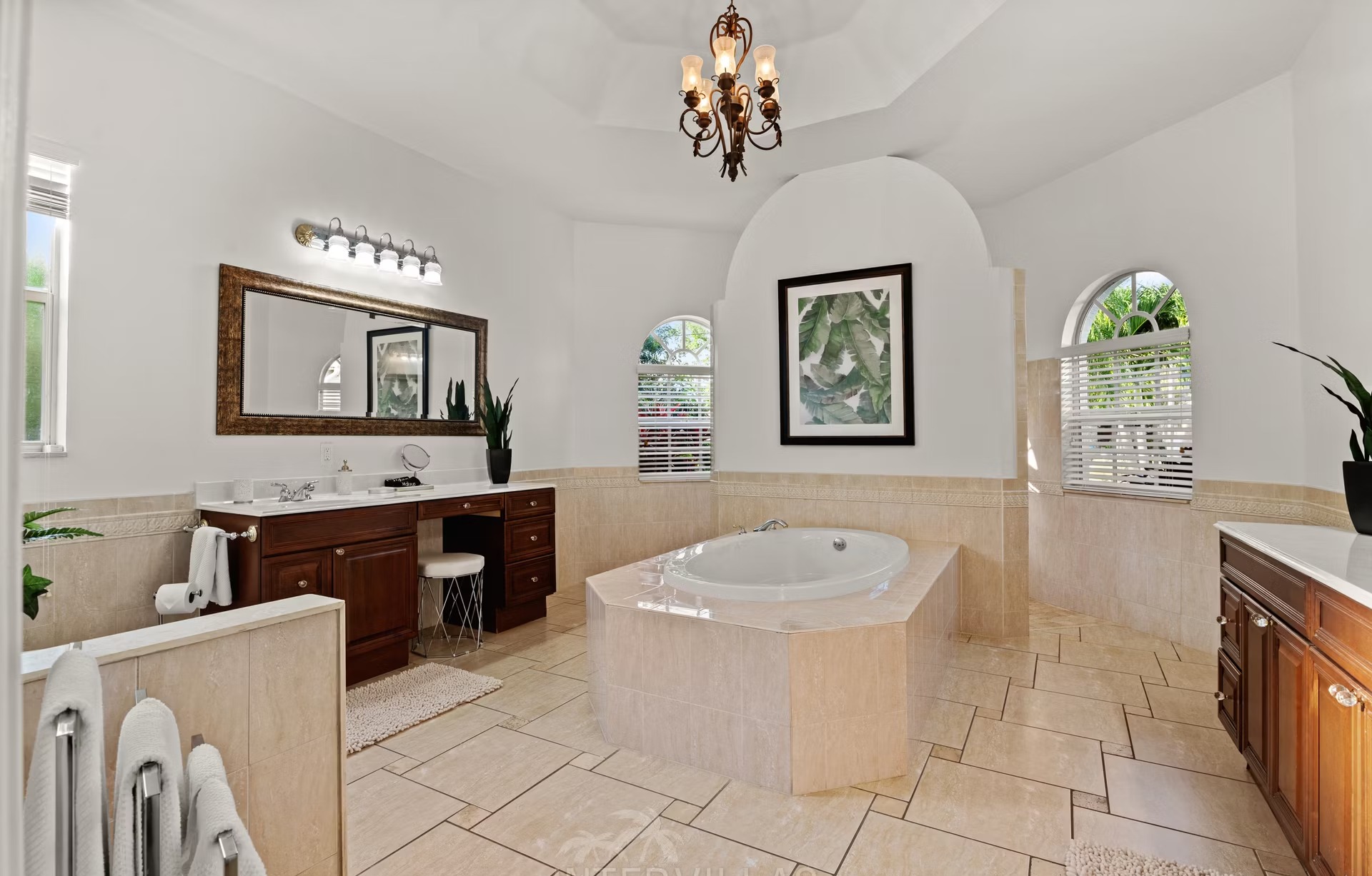 Beheizter Pool mit Spa/Jacuzzi und Blick auf den Kanal.