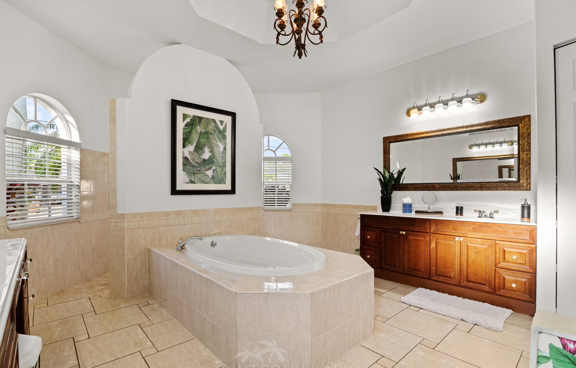 Beheizter Pool mit Spa und Wasserblick am Kanal.