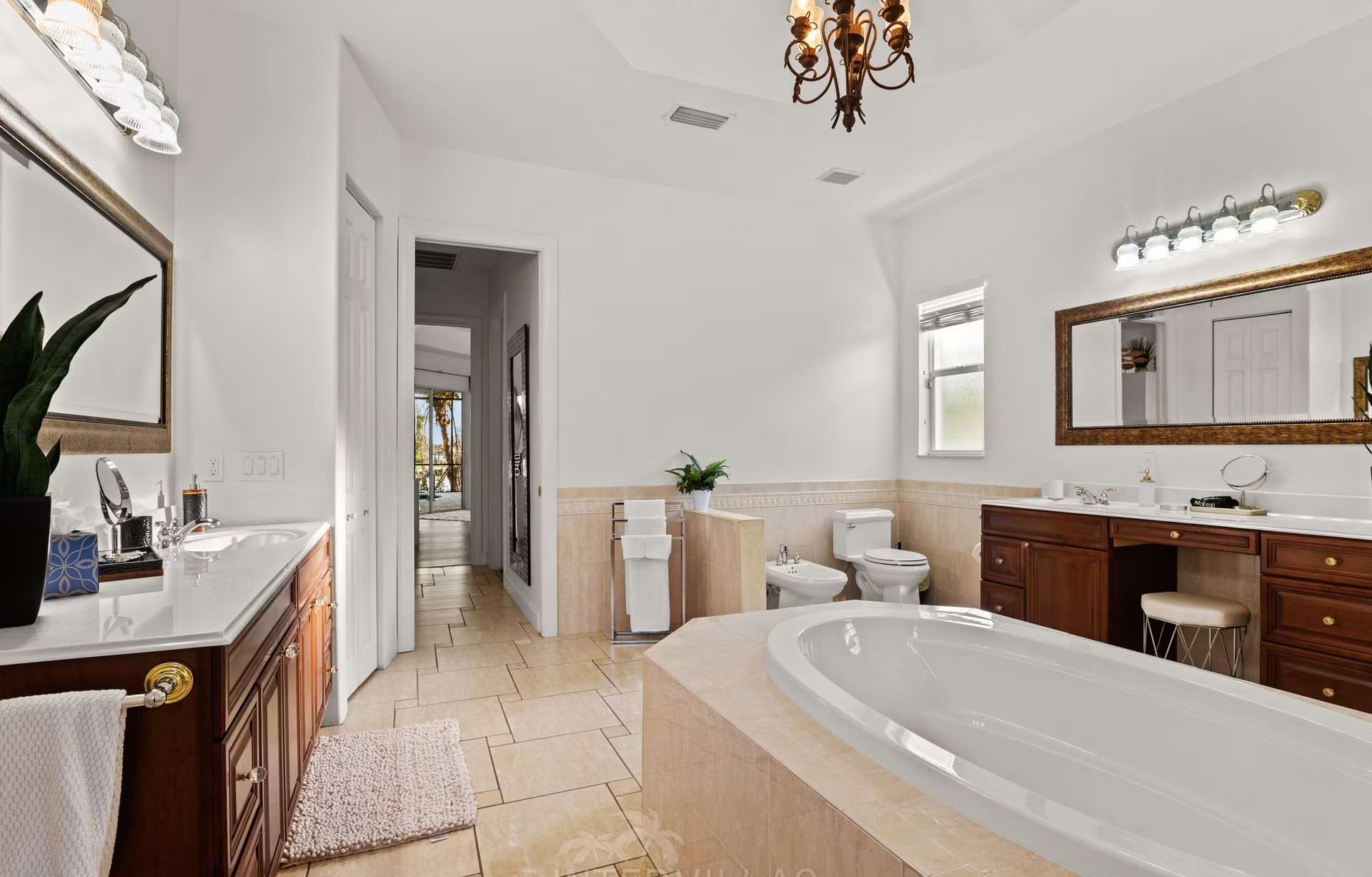 Beheizter Pool mit Spa und Blick auf den Kanal.