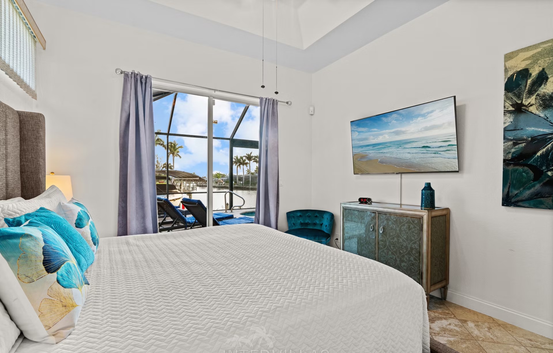 Beheizter Pool mit Spa und Blick auf den Kanal.