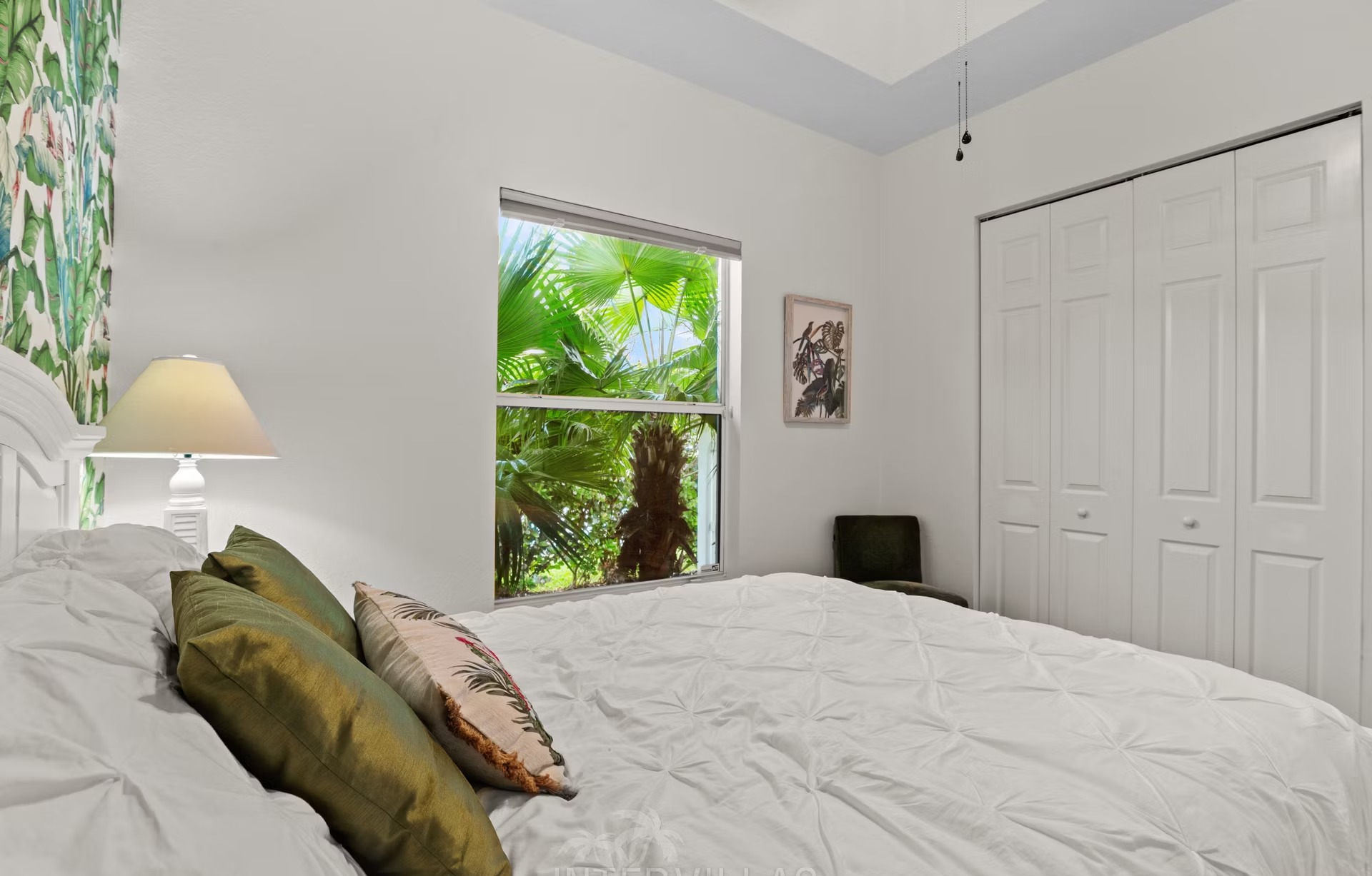 Beheizter Pool mit Spa/Jacuzzi und Blick auf den Kanal.