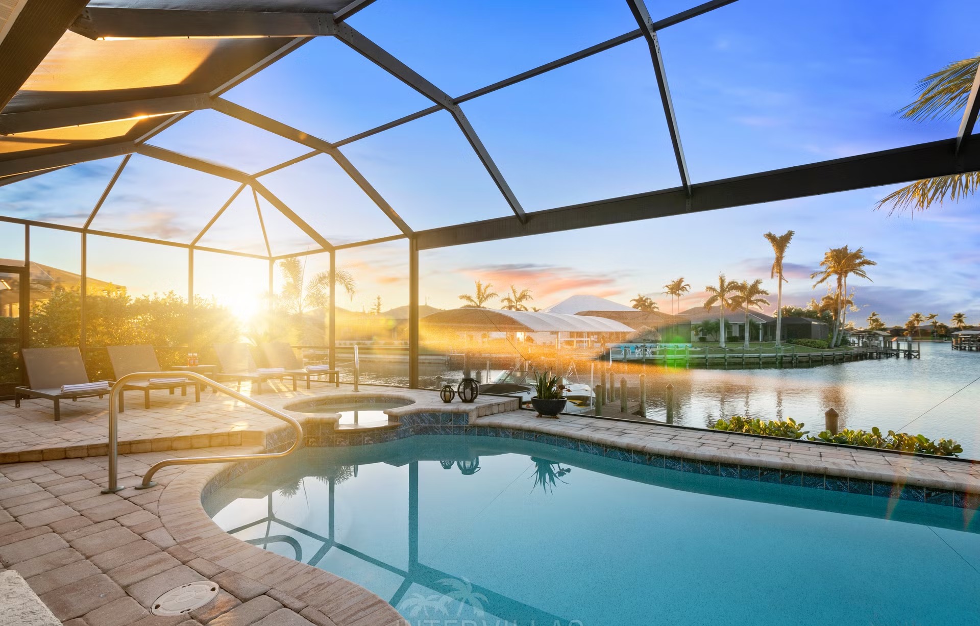 Beheizter Pool mit Spa/Jacuzzi und Wasserblick am Kanal.
