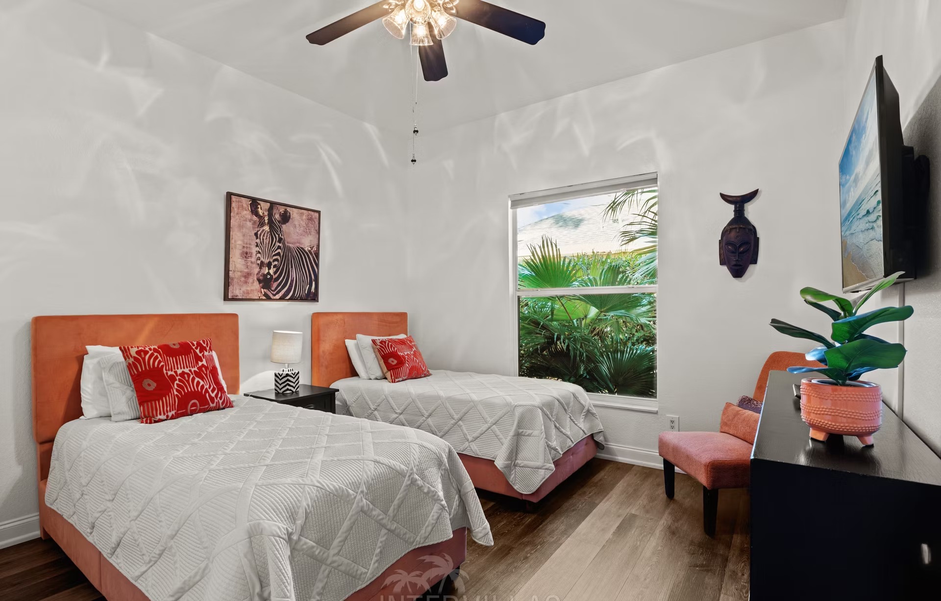 Beheizter Pool mit Spa/Jacuzzi und Blick auf den Kanal.