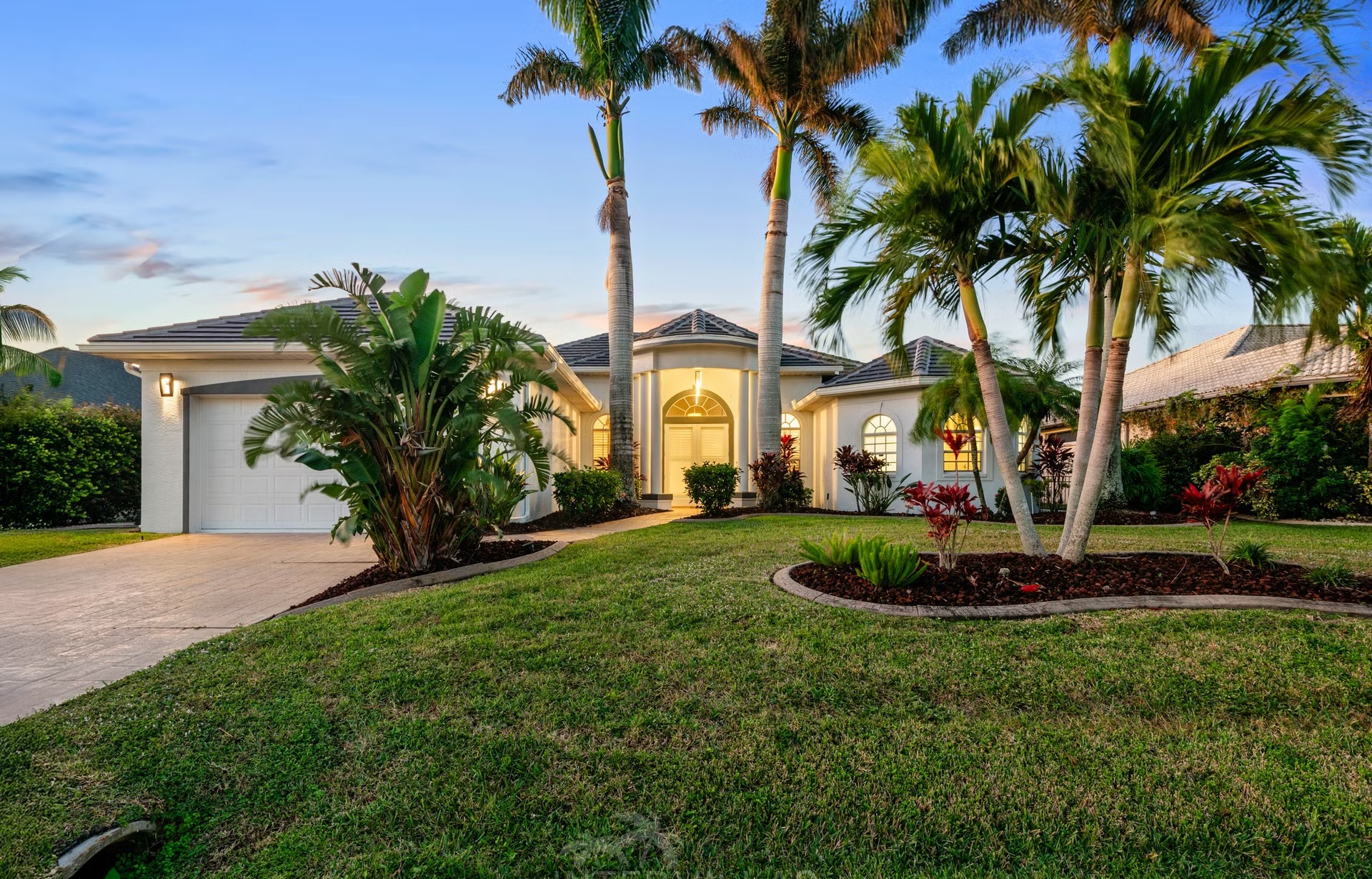 Beheizter Pool mit Spa/Jacuzzi und Blick auf den Kanal.