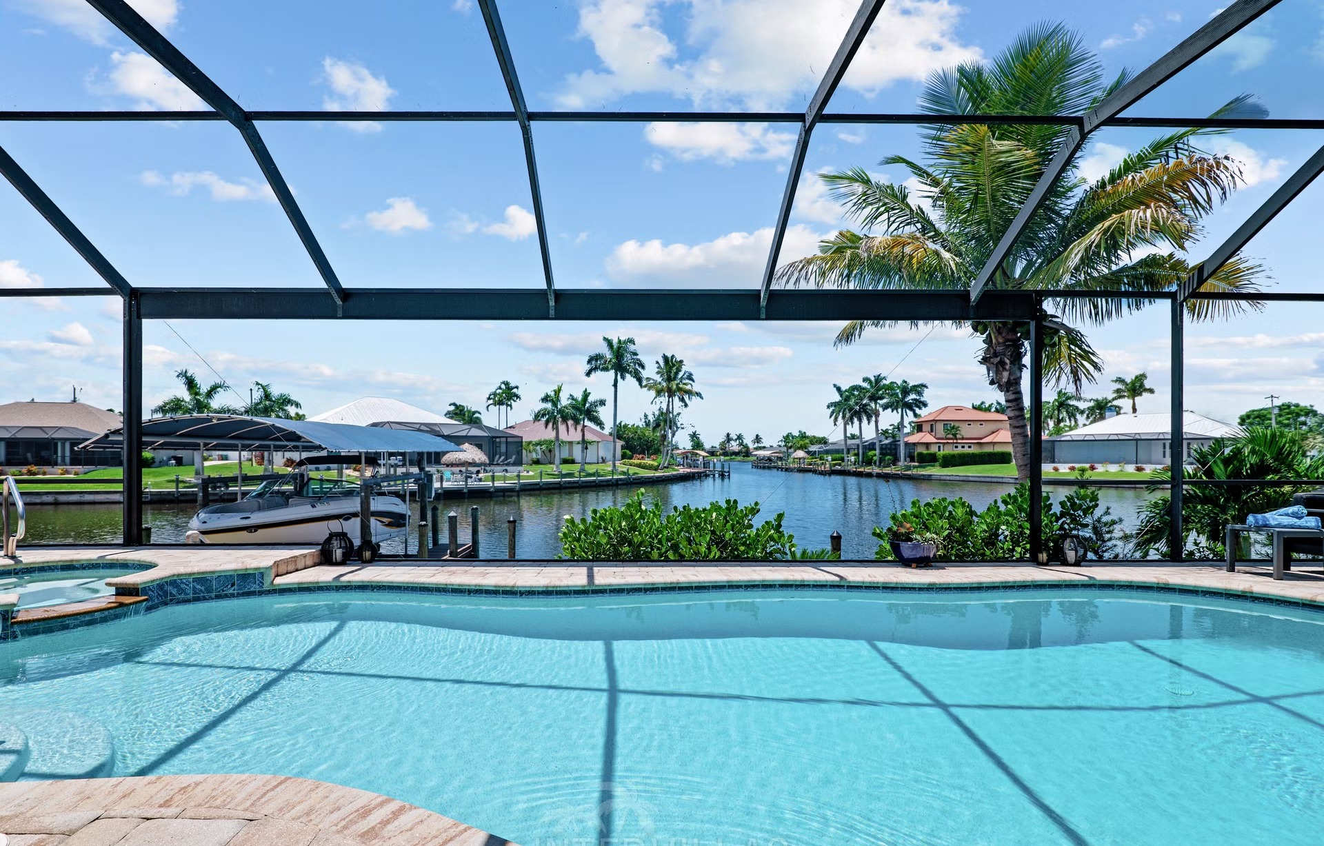 Beheizter Pool mit Spa und Blick auf den Kanal.