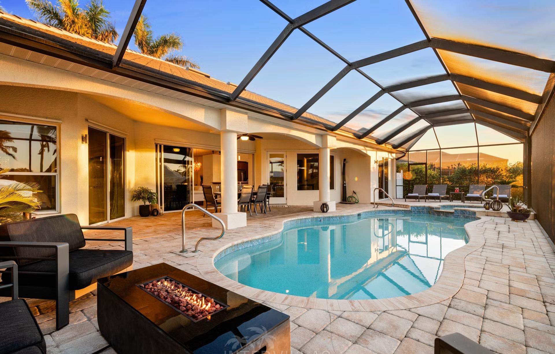 Beheizter Pool mit Spa am Kanal und Blick aufs Wasser.