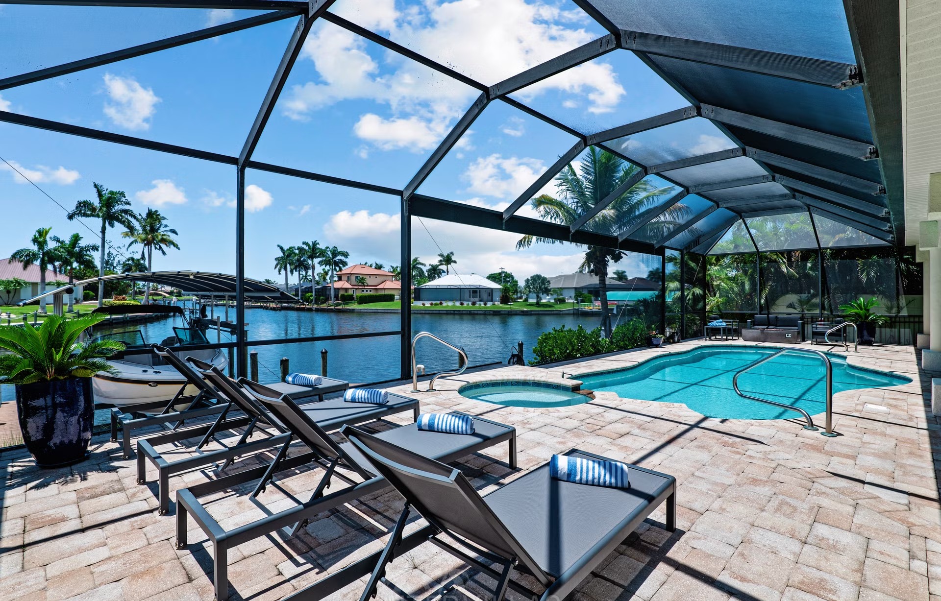 Beheizter Pool mit Spa und Wasserblick am Kanal.