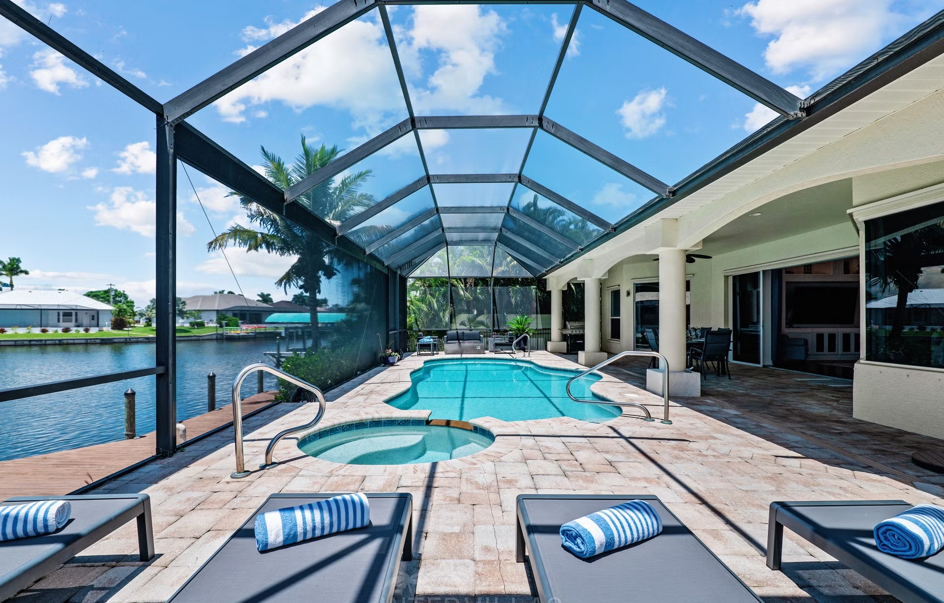 Südseitiger Pool mit Spa/Jacuzzi und Wasserblick am Kanal.