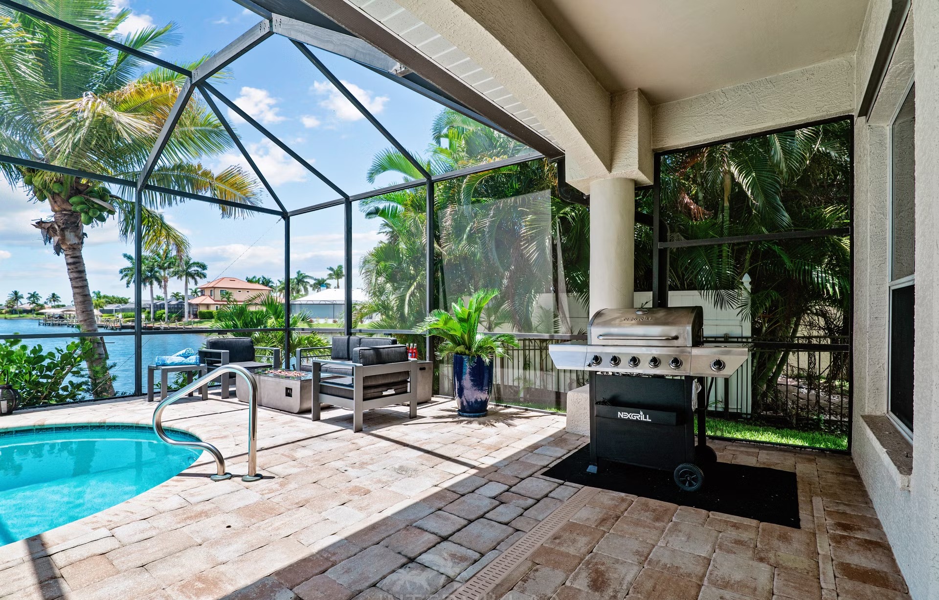 Beheizter Pool mit Spa und Blick auf den Kanal.