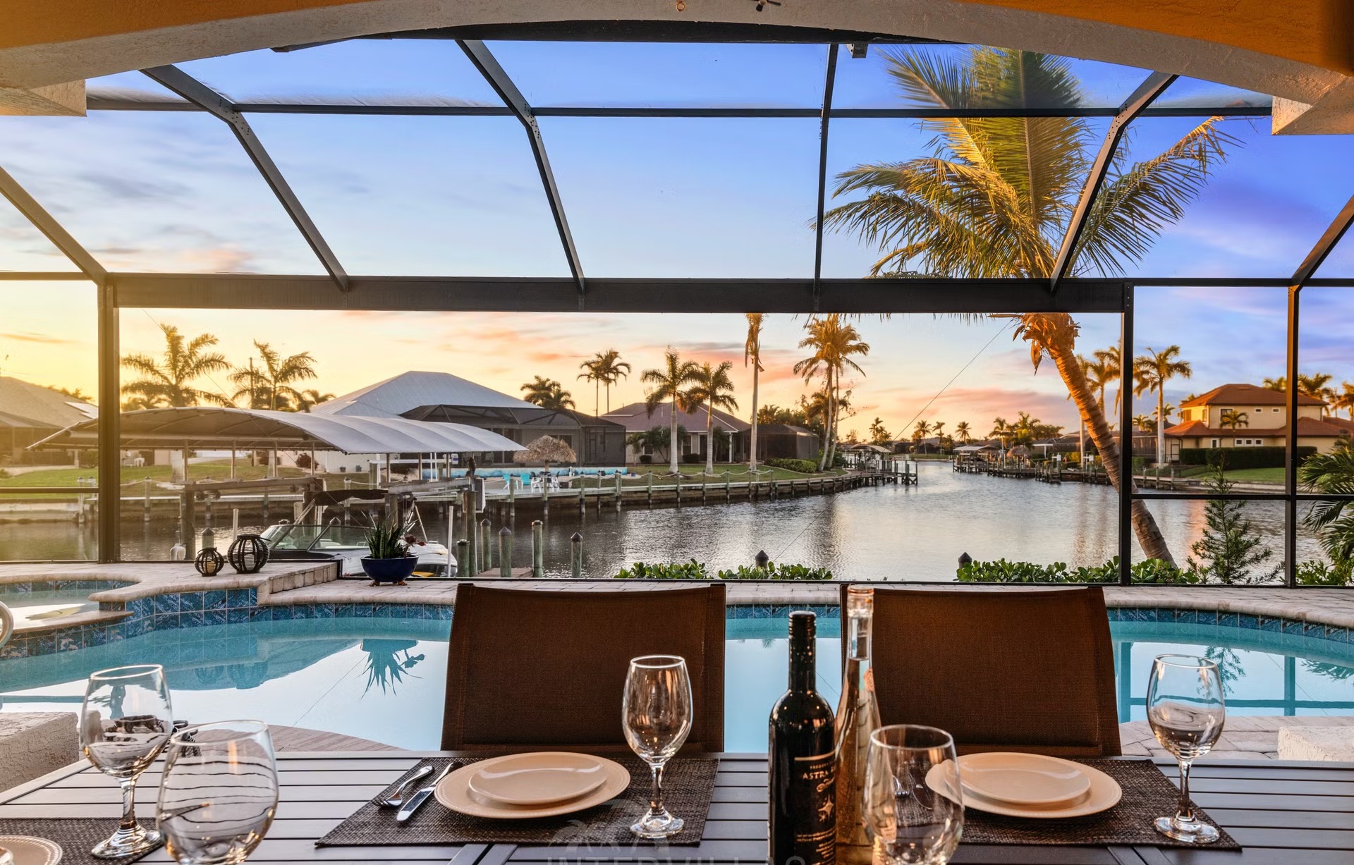 Beheizter Pool mit Spa und Wasserblick am Kanal.