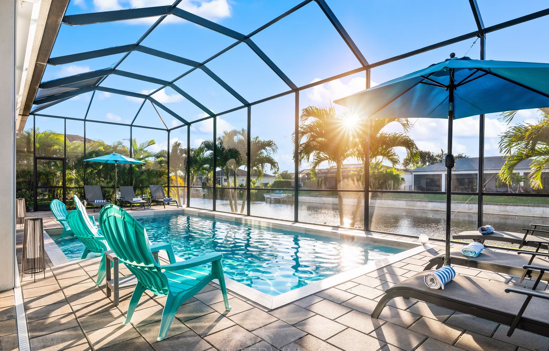 Moderne Villa am Kanal mit Salzwasserpool und Outdoorküche.