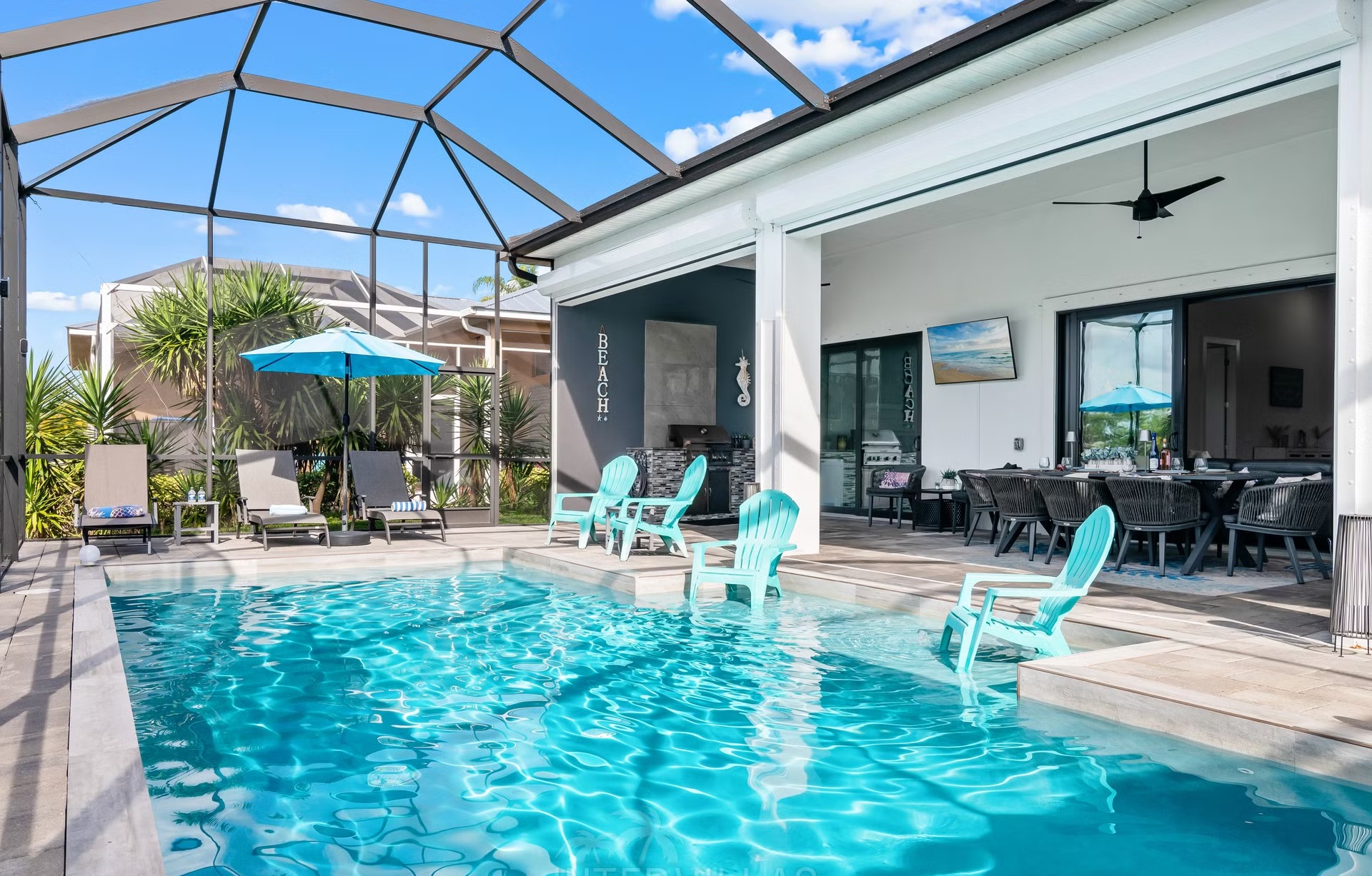 Poolbereich mit Salzwasserpool, Outdoorküche und Blick auf den Kanal.