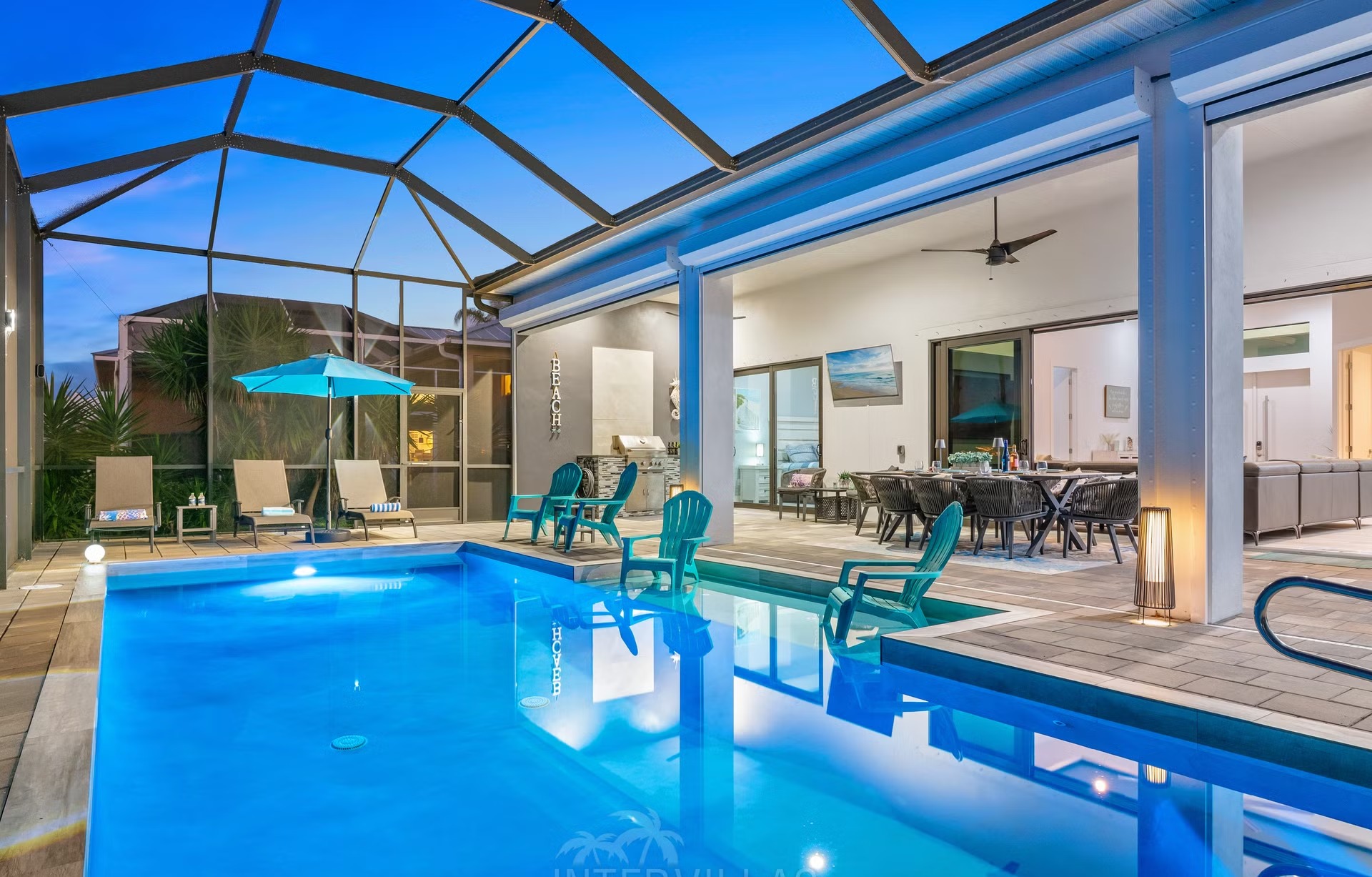 Beheizbarer Salzwasserpool mit Blick auf den Kanal und Outdoorküche auf der Lanai.