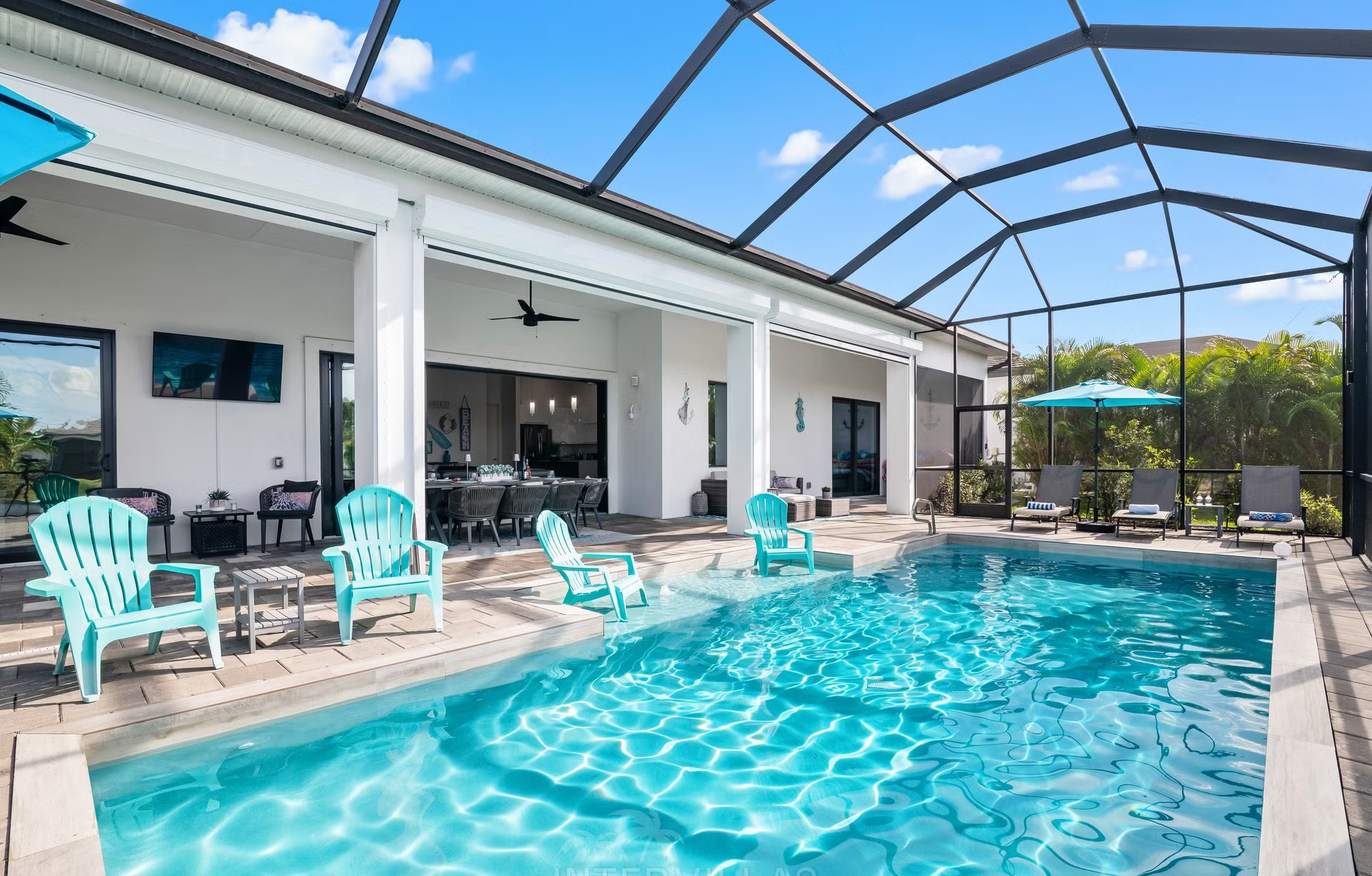 Poolbereich mit Lanai, Blick auf den Kanal und Outdoorküche.