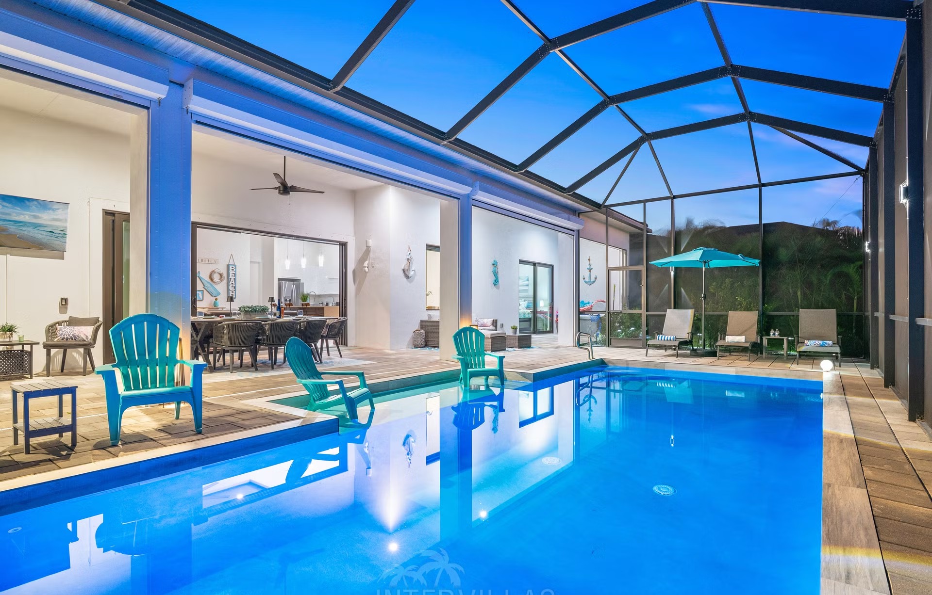 Überdachte Lanai mit Salzwasserpool, Outdoorküche und Blick auf den Kanal.