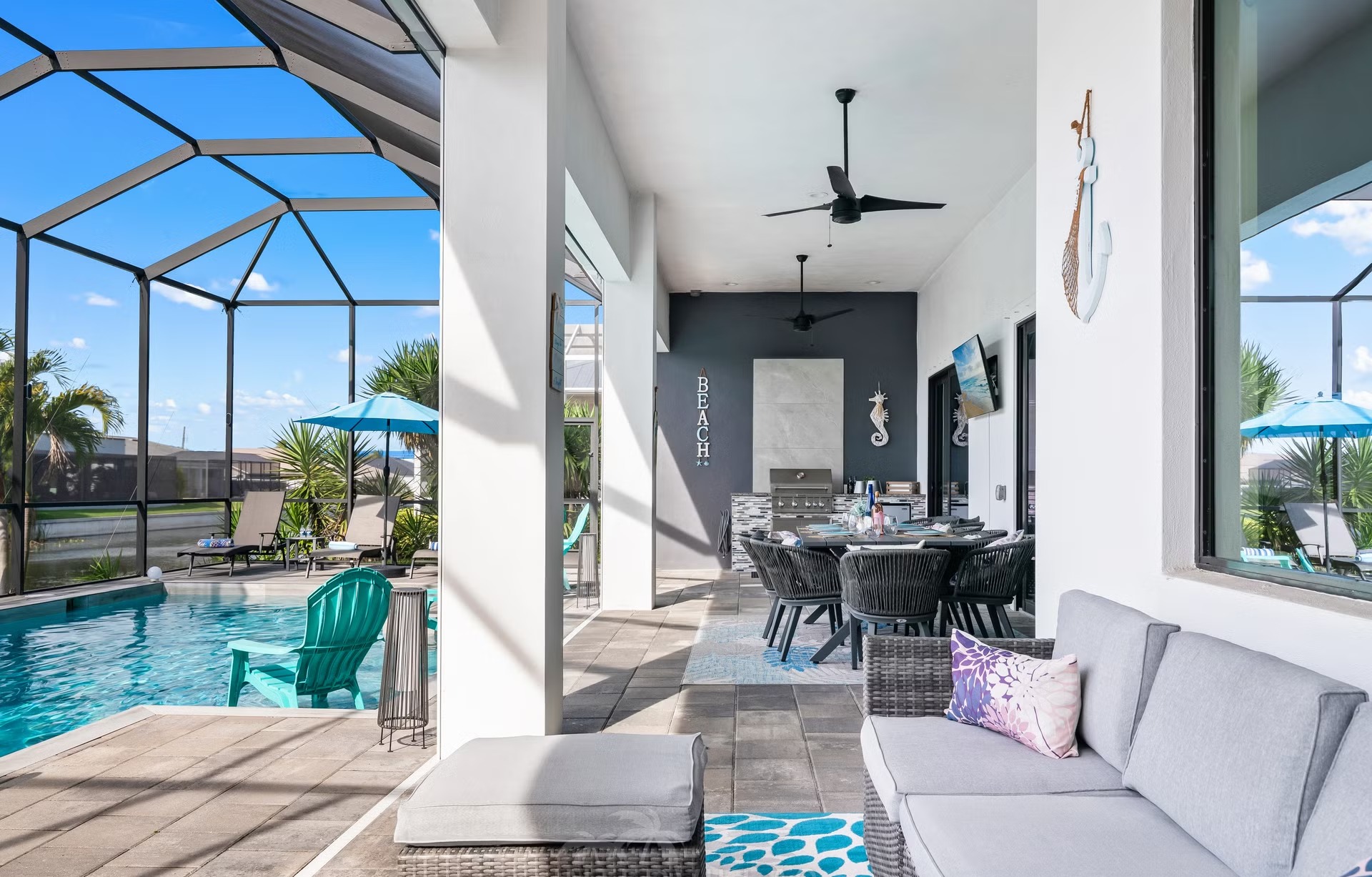 Salzwasserpool mit Sonnenliegen und Outdoorküche auf der Lanai am Kanal.