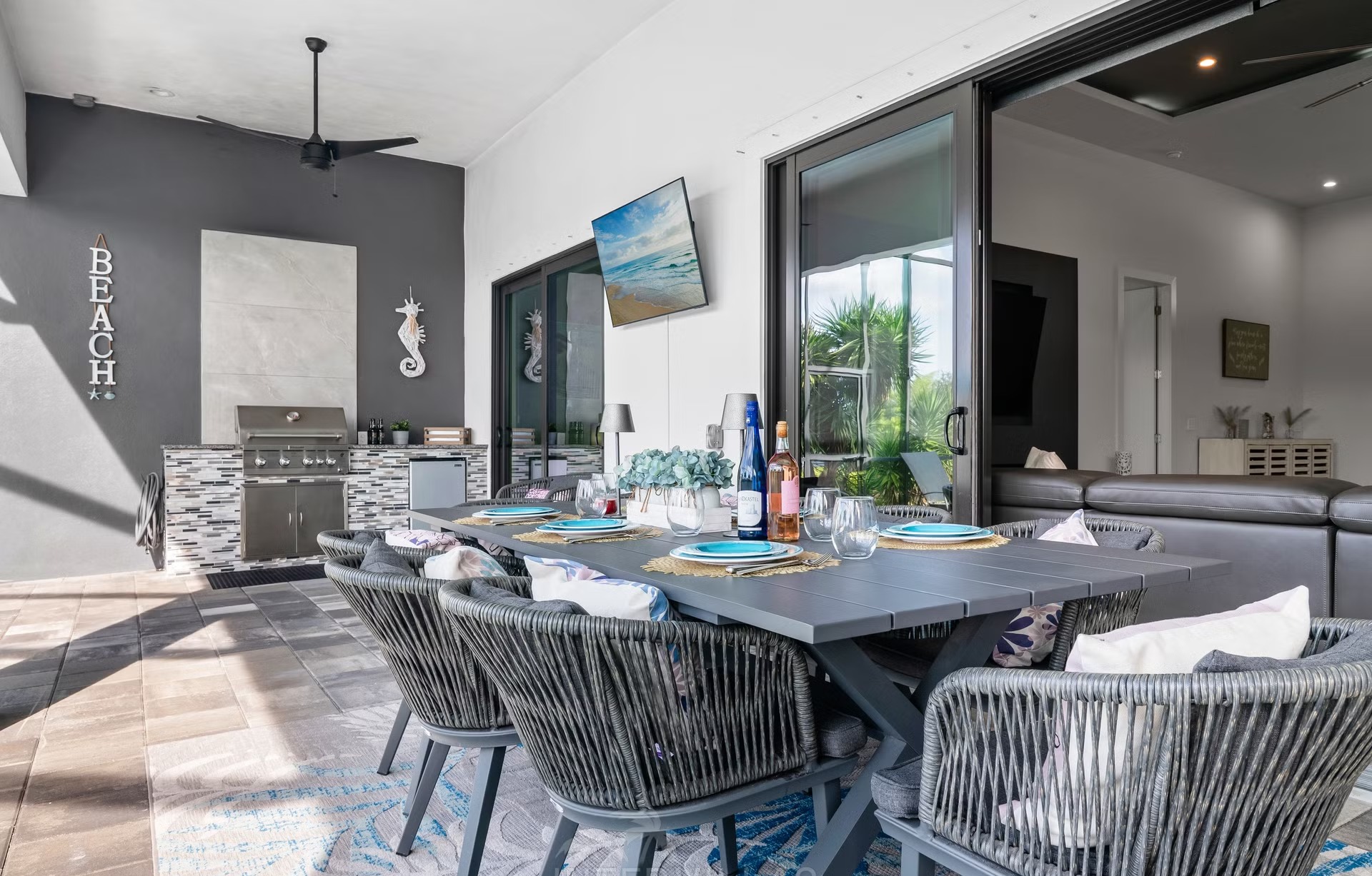 Poolbereich mit Salzwasserpool, Outdoorküche und Blick auf den Kanal.